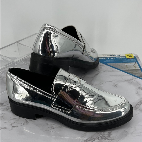 STEVE MADDEN Leedan Loafer Silver Metallic Moc Toe Preppy Futuristic 7.5 Comfy - Picture 1 of 5